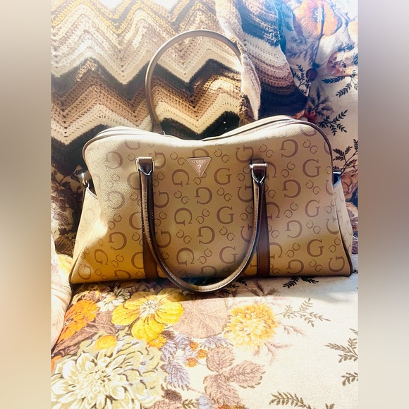 NWOT Guess Signature X-Large Overnight Bag - Picture 2 of 9